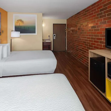 Days Inn By Wyndham Rockford I-90 Walking Distance To Casino-2