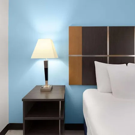 Days Inn & Suites By Wyndham Lubbock Medical Center-2