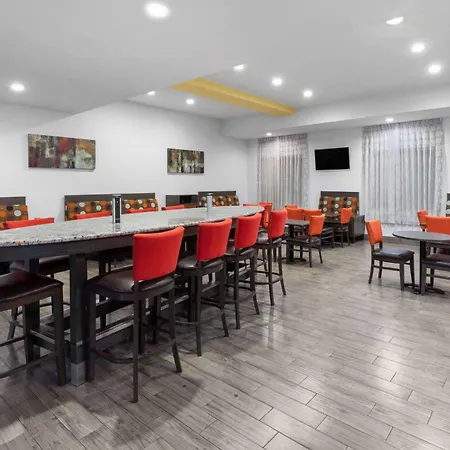 Days Inn & Suites By Wyndham Lubbock Medical Center-3