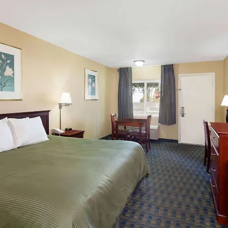 Travelodge By Wyndham Orange County Airport/ Costa Mesa-3