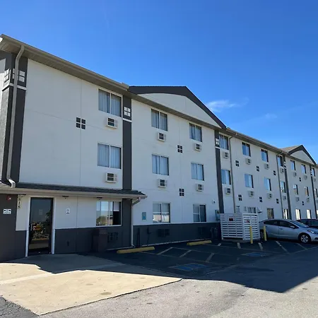 Super 8 By Wyndham Bloomington Normal-3