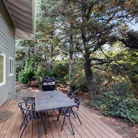 Cozy Cannon Beach Condo-3