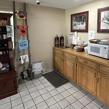 Super 8 By Wyndham West Branch-2