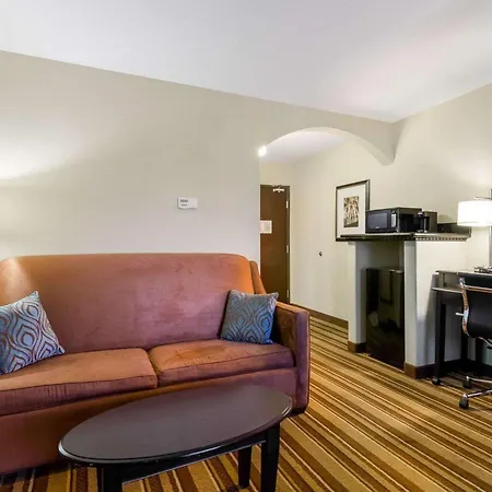 Comfort Suites Topeka Northwest-3