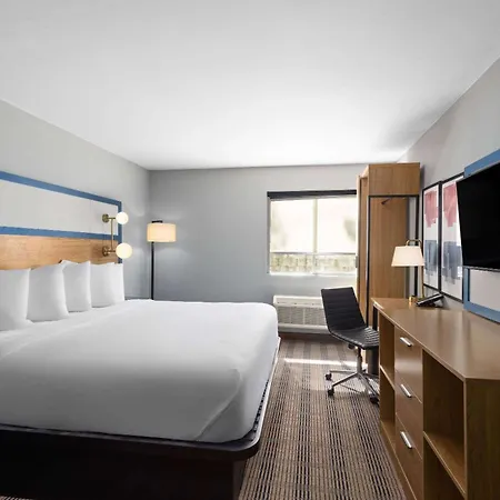 The Inn & Suites Omaha Near Zoo-3
