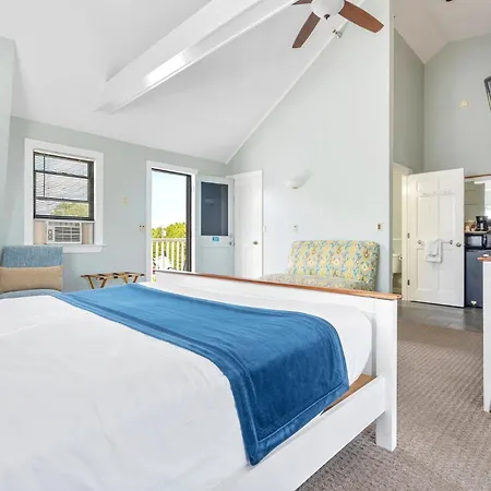 The Lighthouse Inn & Suites-3