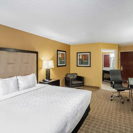 La Quinta By Wyndham Hot Springs-3