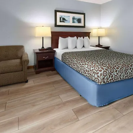 Days Inn By Wyndham Iron Mountain-2