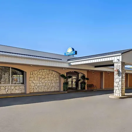 Days Inn By Wyndham Dubuque-2