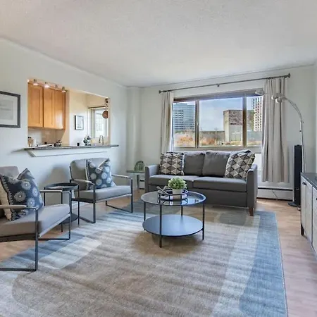 Vibrant Downtown, King Bed, Work Desk & Kitchen-3