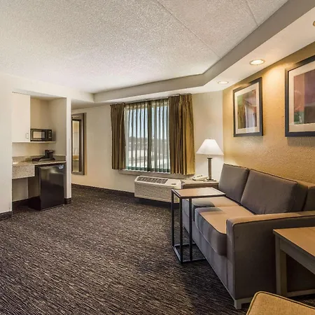 Quality Suites Milwaukee Airport-3