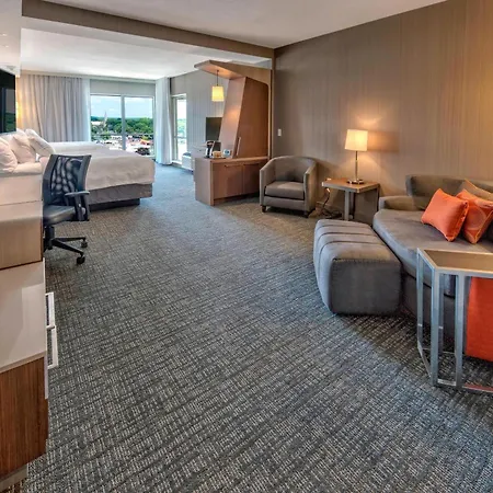 Courtyard By Marriott Westbury Long Island-3