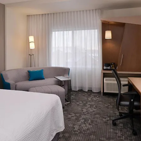 Courtyard By Marriott Toledo North-2