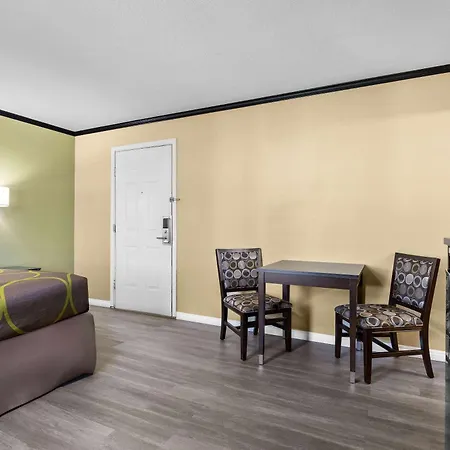 Super 8 By Wyndham Crescent City-3
