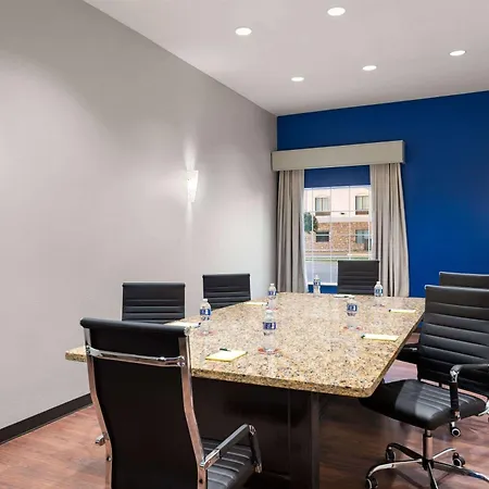 La Quinta By Wyndham Denton - University Drive-2