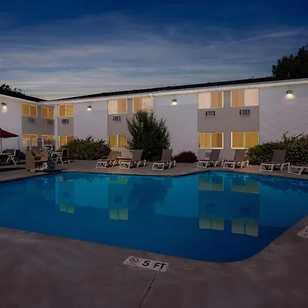Econo Lodge-3