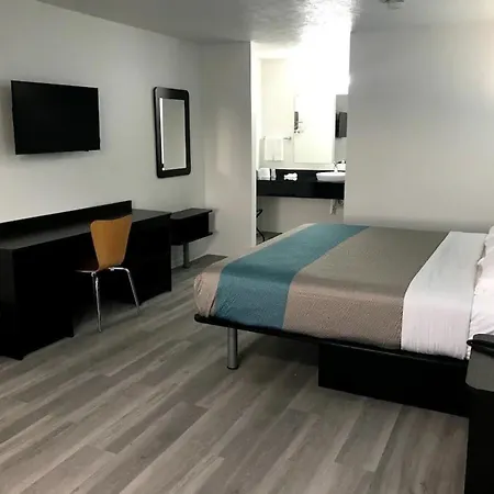Motel 6-Metropolis, Il-3