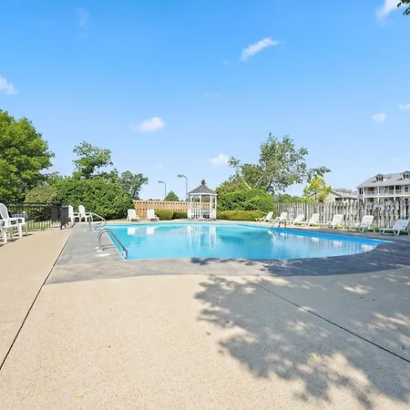 Cozy Top Floor 2Br Condo With View And Amenities!!-2