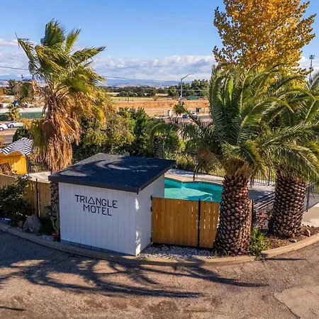 Triangle Motel-3
