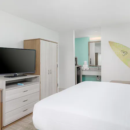 Surf & Sand Hotel - Free Hot Breakfast & Rentals-2