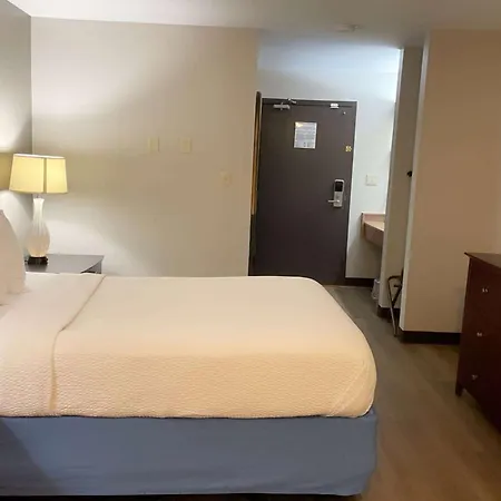 Days Inn & Suites By Wyndham Stevens Point-2