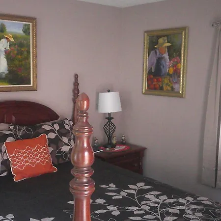 Lil Black Bear Inn-3