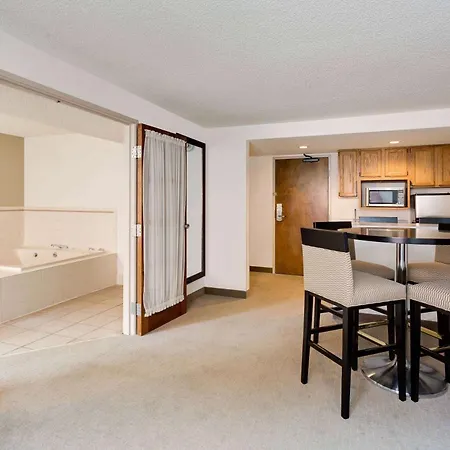 Ramada By Wyndham Marquette-2