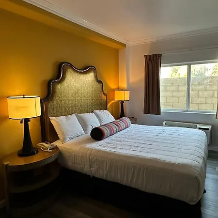 Howard Johnson By Wyndham Bakersfield-3