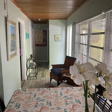 Cozy Retreat: 3-Bedroom House & Cottage with Outdoor Oasis-2