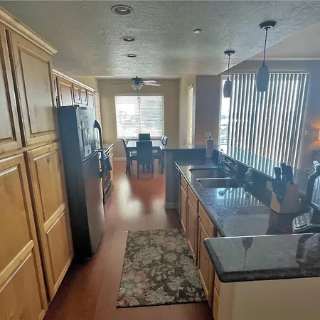 Deluxe Downtown Condo Close To Everything!-3