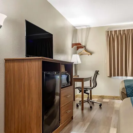 Econo Lodge Hays I-70-3