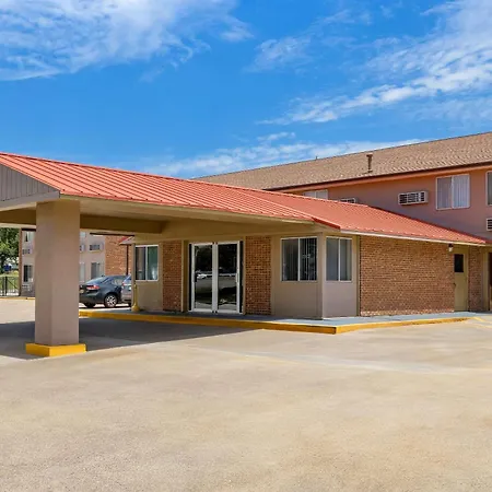 Econo Lodge Emporia-3