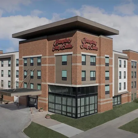Hampton Inn & Suites Omaha-Downtown-2