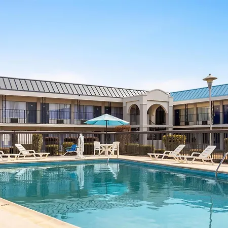Days Inn By Wyndham Emporia-3