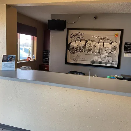 Super 8 By Wyndham Colorado Springs Airport-3