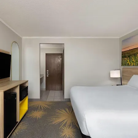 Days Inn & Suites By Wyndham Kansas City South-2