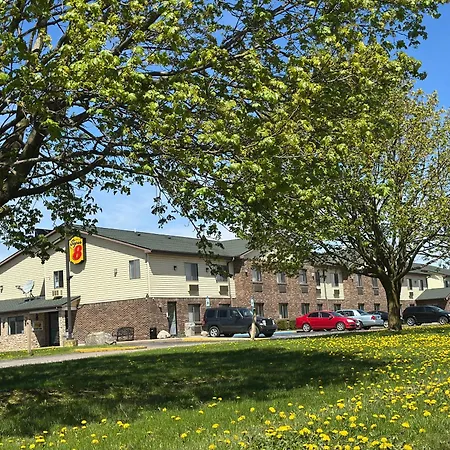 Super 8 By Wyndham Imlay City-3