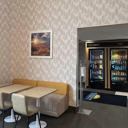 Days Inn & Suites By Wyndham Wausau-2