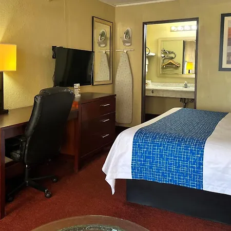 Travelodge By Wyndham Seymour-3