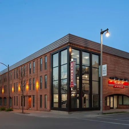 Ramada By Wyndham Milwaukee-2