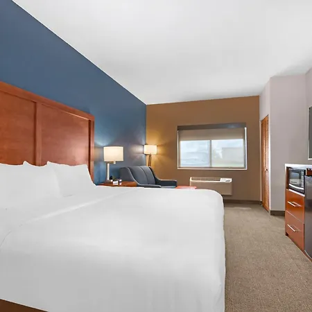 Comfort Inn & Suites North Greenfield-2