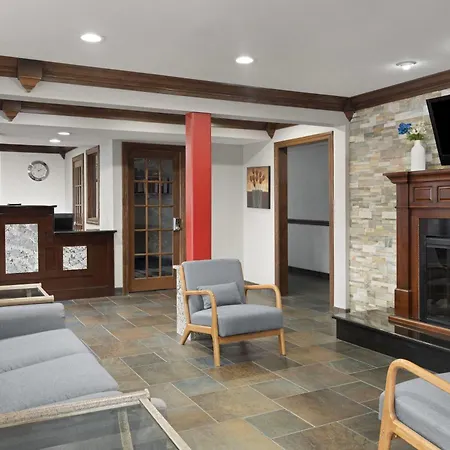 Ramada By Wyndham Cedar Rapids South-3