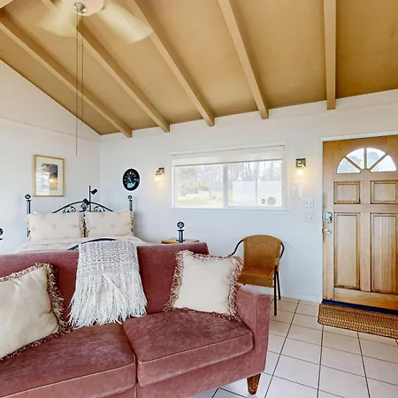 Relaxing Oceanfront Retreat With Hot Tub-3