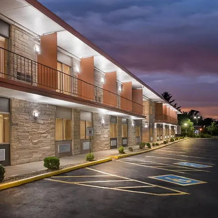 Travelodge By Wyndham Bloomington-3