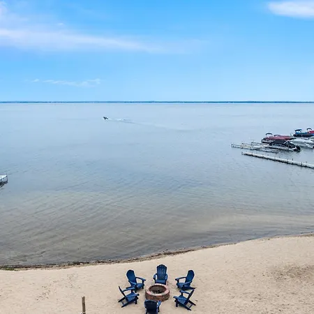 Beachfront Hotel Houghton Lake-2