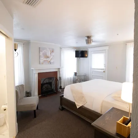 Inn On Charlotte Boutique Hotel-2
