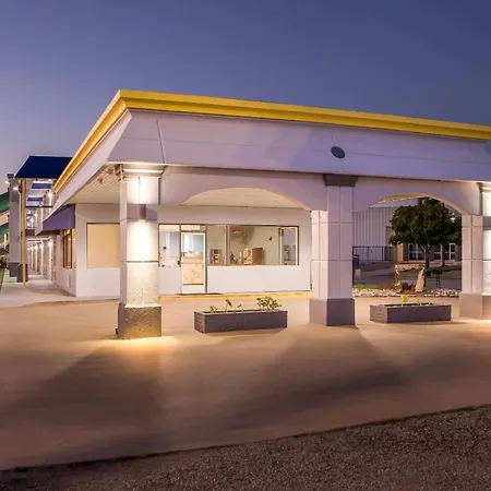 Days Inn By Wyndham Salina South-2