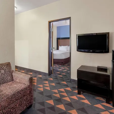 Days Inn By Wyndham Mackinaw City - Bridgeview Area-2