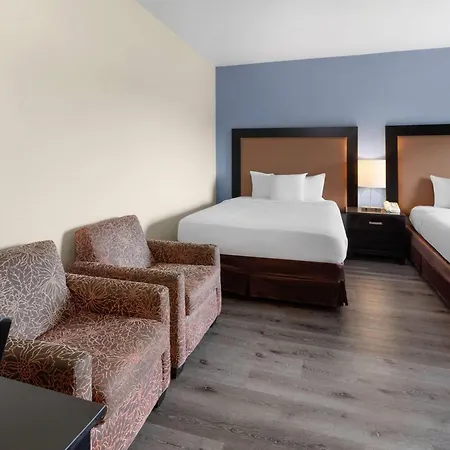 Days Inn By Wyndham Mackinaw City - Bridgeview Area-3