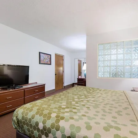 Econo Lodge Inn & Suites Knoxville East-3